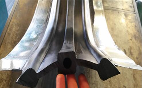 中孔鋼邊橡膠止水帶